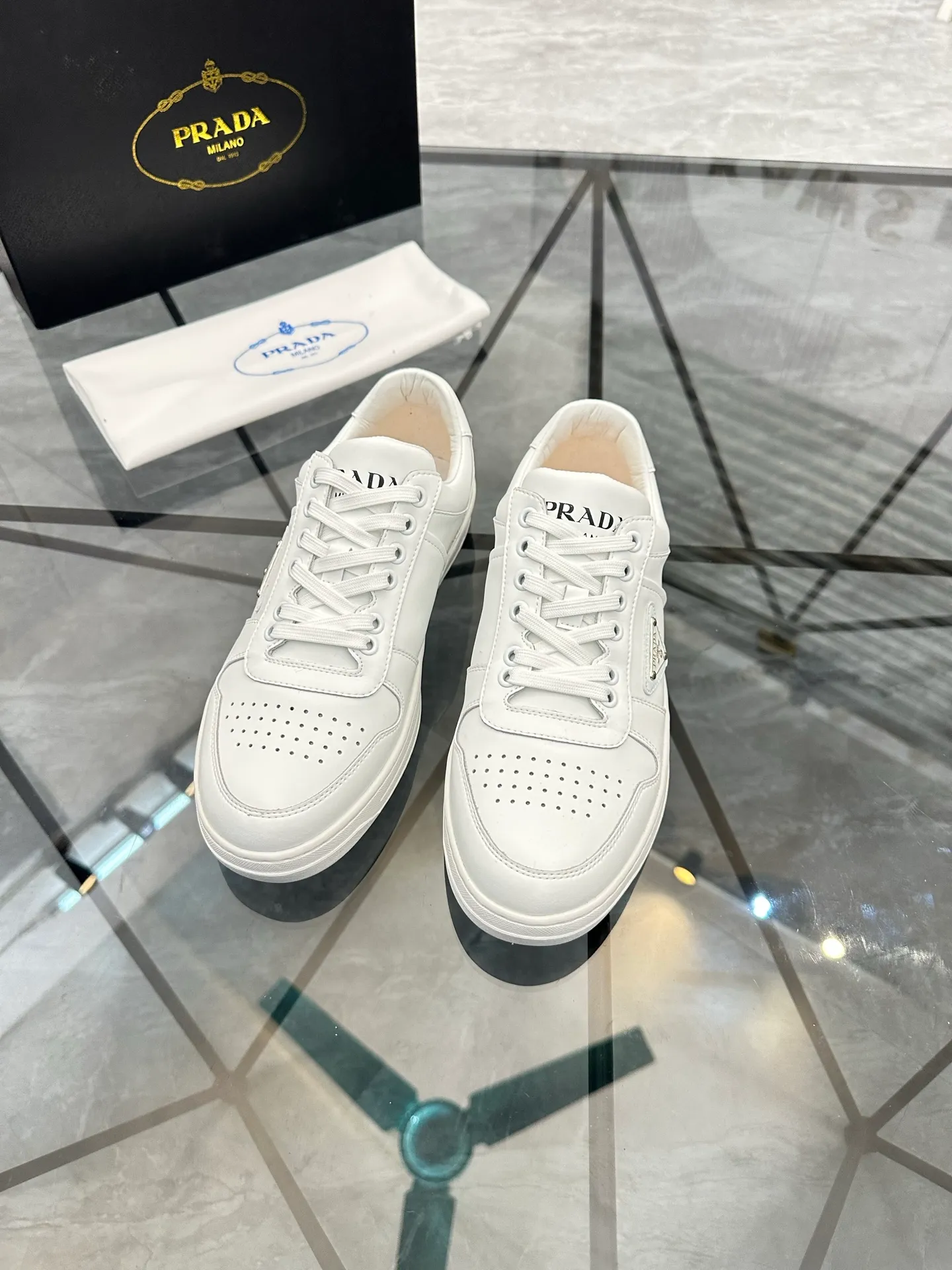 Men's shoes: 💰P400¥ Product trademark: Prada *"Prada*" low-top casual shoes Regular size: 38-44 (can be customized to 45) Product materials: imported cowhide upper, sheepskin lining, original outsole. Number: 020